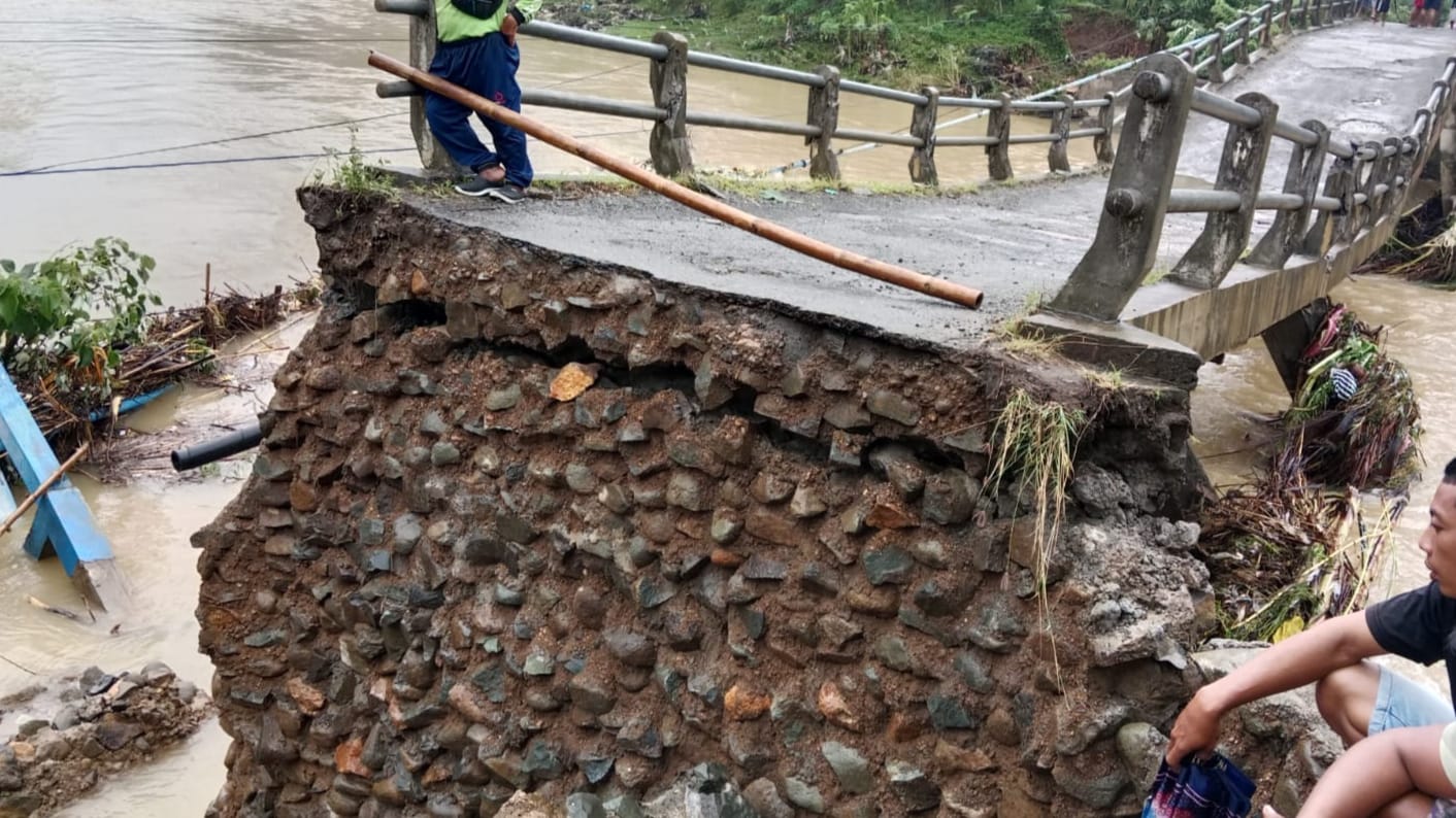 Baru Hujan Satu Hari, Jembatan Putus dan Tanah Longsor Terjadi di Trenggalek